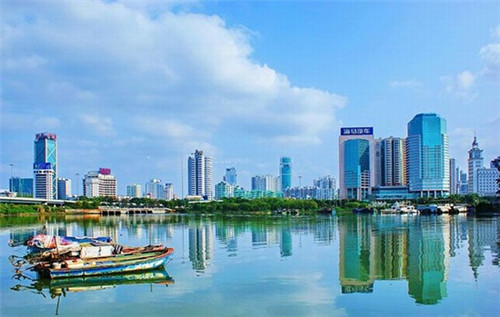 岳阳天空上的白云是什么歌（歌词天上的白云）